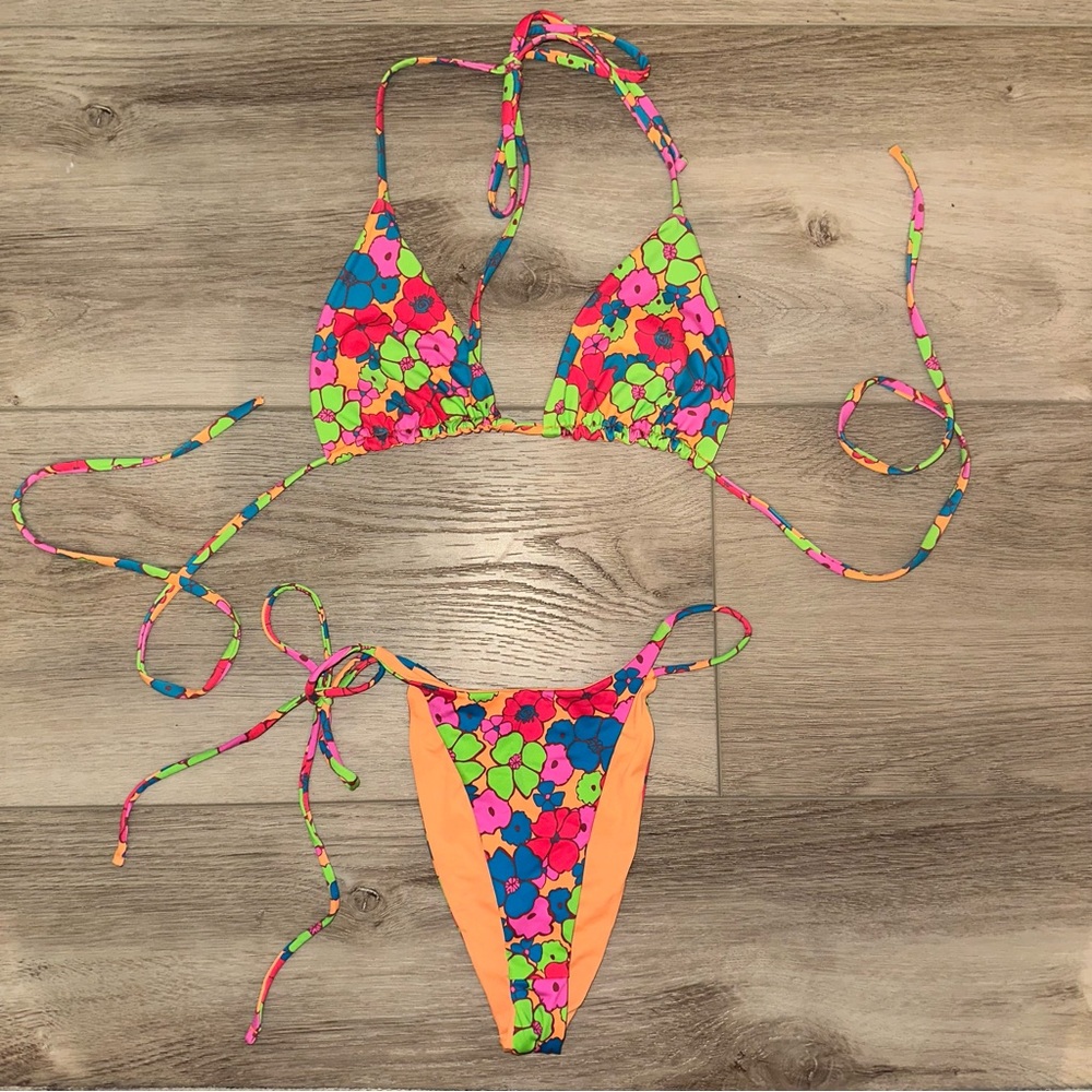 NWOT Frankie’s Bikini Floral Set (fits like small)